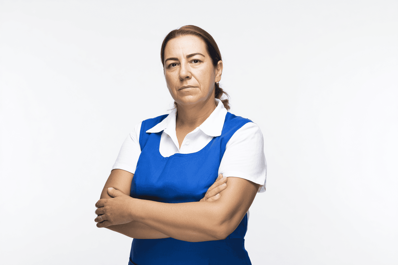 Selbstbewusste Hausangestellte mit verschränkten Armen