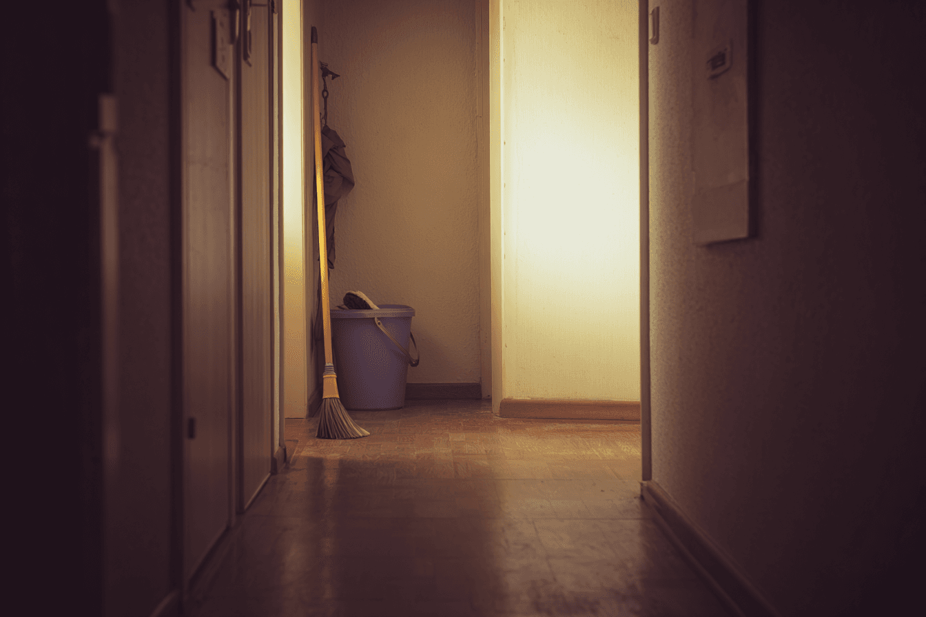 Secchio nel corridoio: primi passi come donna delle pulizie