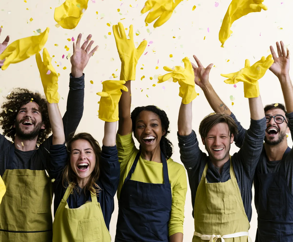 Empregadas domésticas a festejar com as luvas no ar