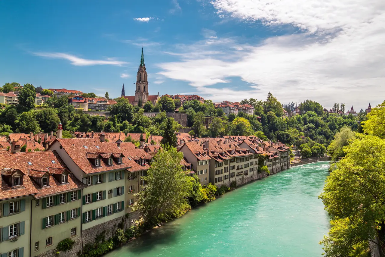 Blick auf die tuerkise Aare in Bern mit der Altstadt