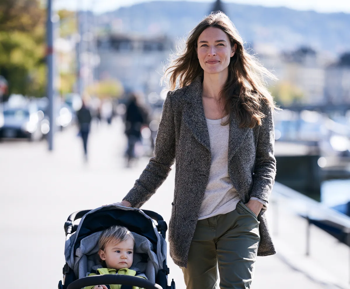 Nounou en promenade avec une poussette au bord du lac de Zurich par une journée ensoleillée