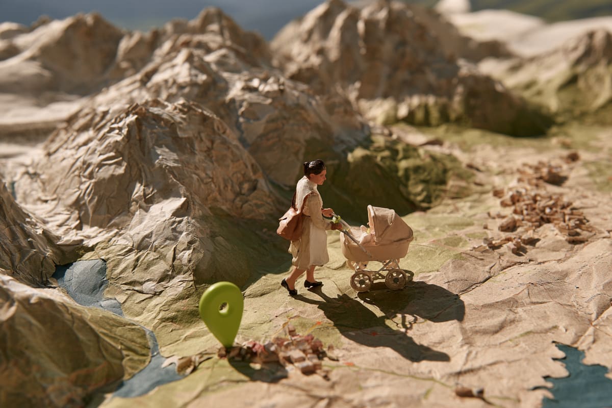 Niñera en miniatura empujando un cochecito sobre un mapa en relieve de montañas y lagos suizos