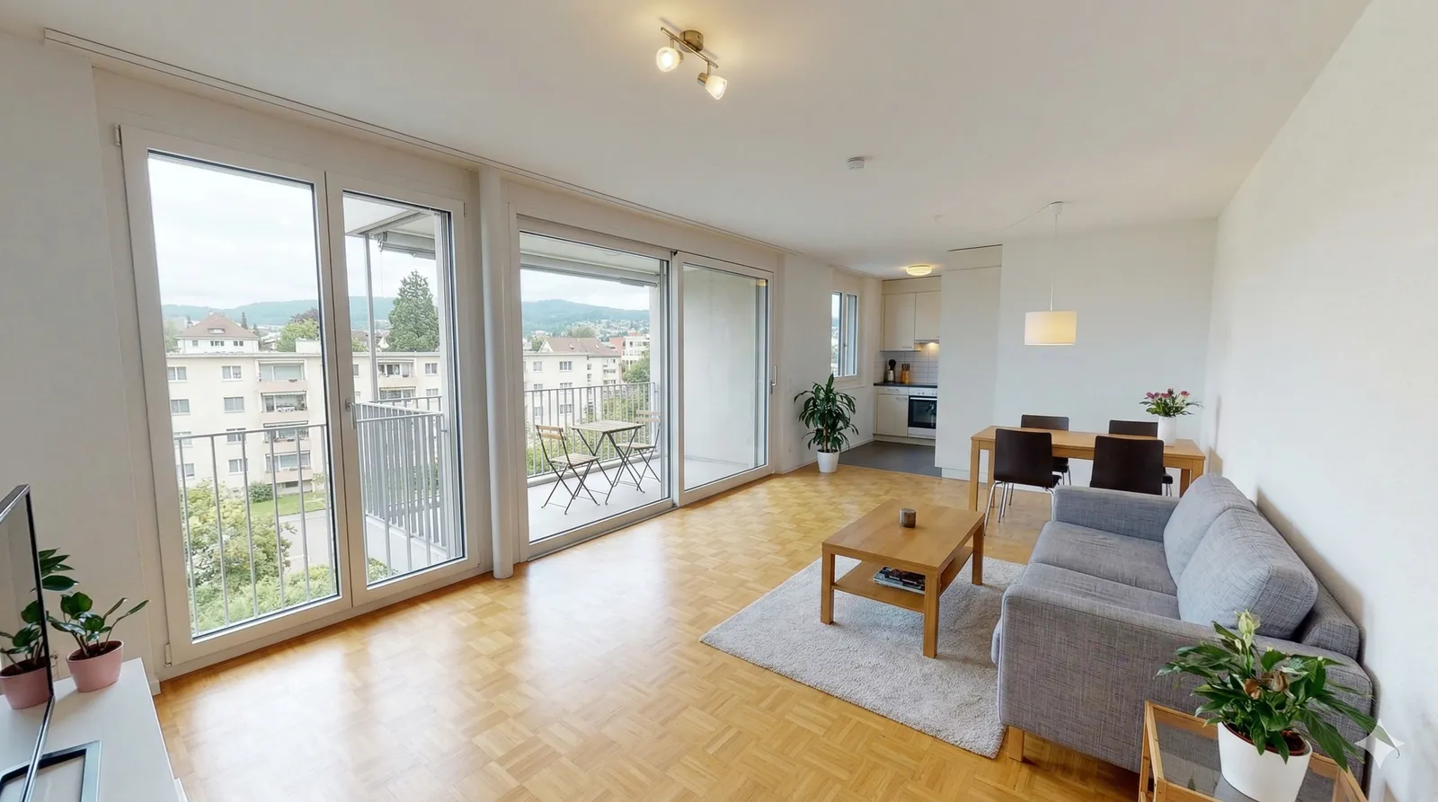 Helle, klassische Zürcher Wohnung mit Parkett und Balkon